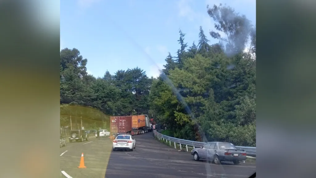 Vuelca tráiler sobre la México- Toluca; otro más queda atravesado en Cruz Blanca [VIDEO]