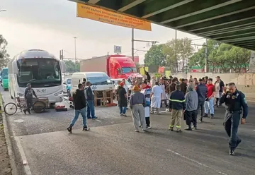 Carniceros bloquean la Calzada Ignacio Zaragoza contra la Ley de Economía Digital