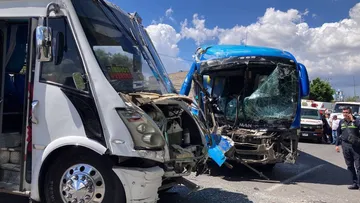 Chocan autobuses de pasajeros en la México-Pachuca; hay varios heridos