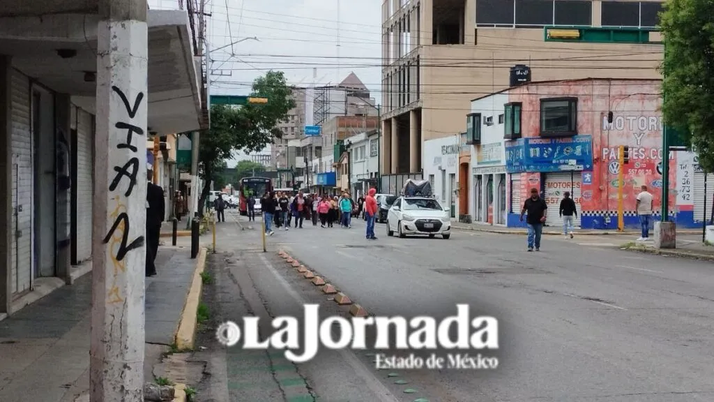 Comerciantes se manifiestan para pedir orden en Toluca hoy 10 de junio