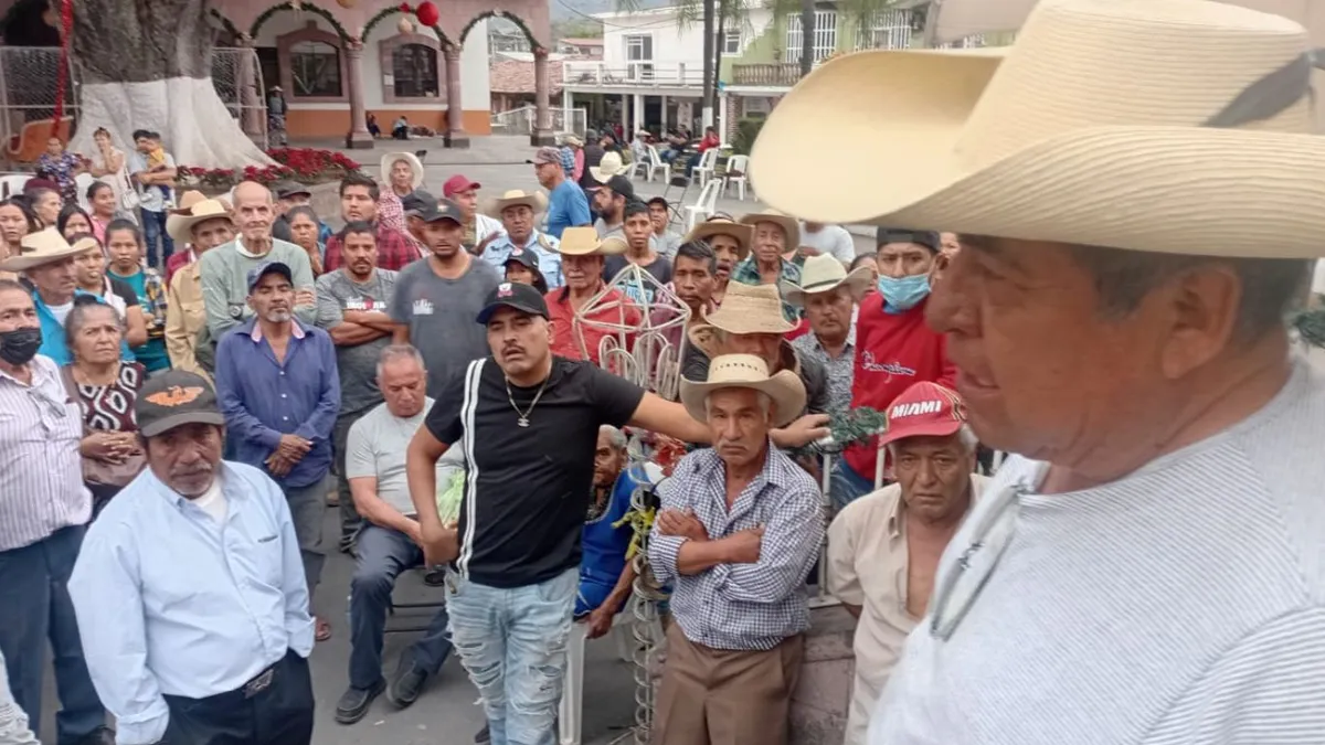 Malestar entre manifestantes de Luvianos aumenta, no llegan funcionarios a mediar