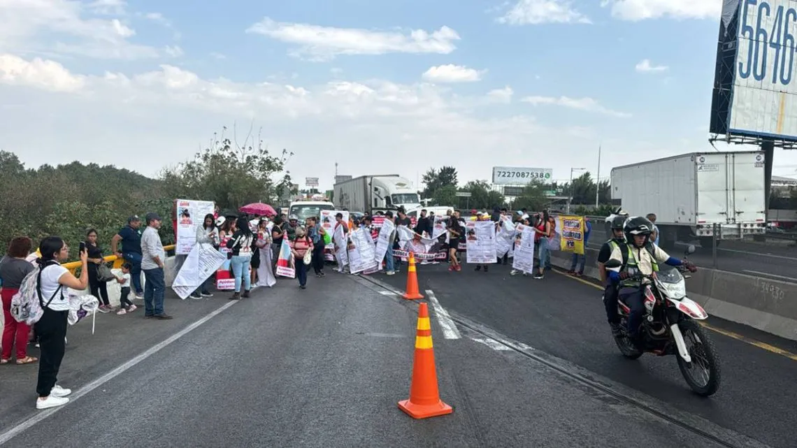 Bloquean el Circuito Exterior Mexiquense por niña reportada como desaparecida