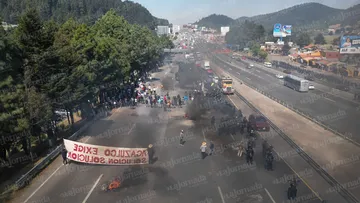Video: Se registra enfrentamiento entre pobladores y policía sobre la México-Toluca