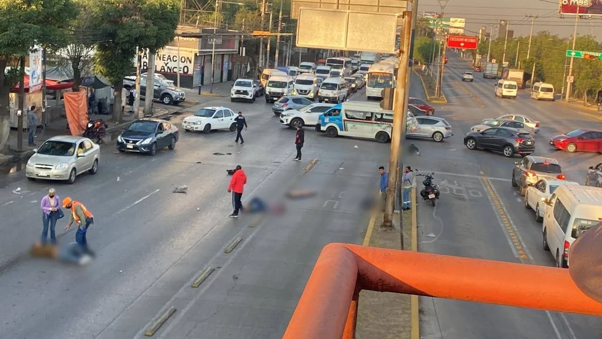 Combi se pasa el semáforo y la impacta un tráiler en Coacalco; pasajeros salen volando