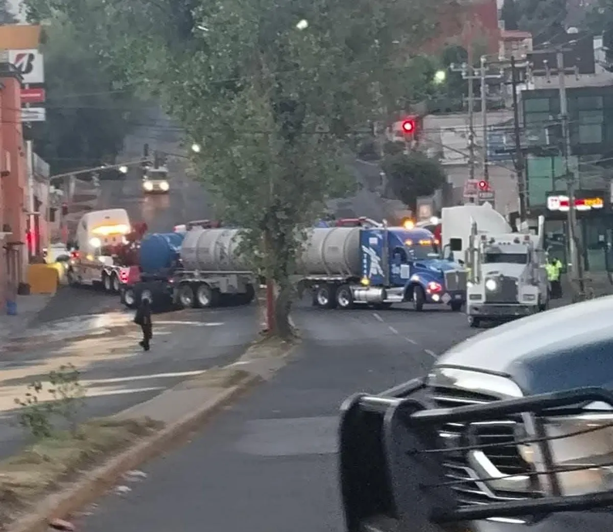 El percance generó una fuerte movilización de equipos de emergencia y grúas.