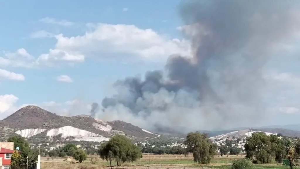 Incendio en la Sierra de Patlachique genera alerta entre pobladores de Acolman