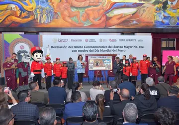 La gobernadora Delfina Gómez y la titular de Lotería Nacional, Olivia Salomón, presentan billete que conmemora el Día Mundial del Perro