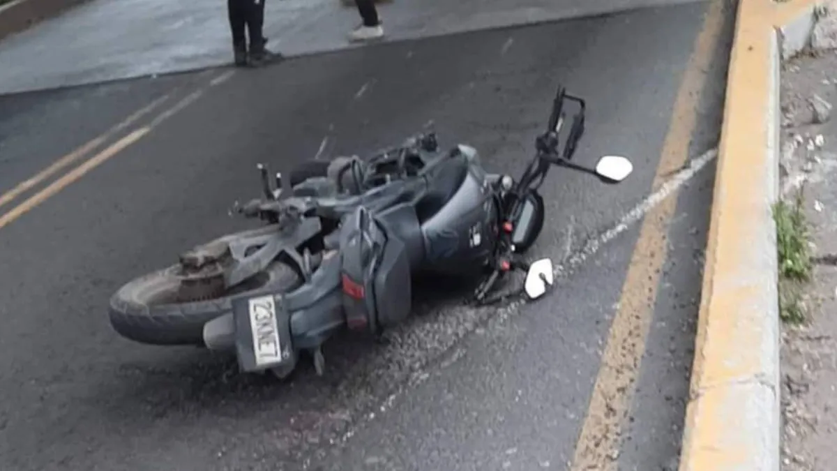 Muere motociclista tras derrapar en el carril confinado del Mexibús