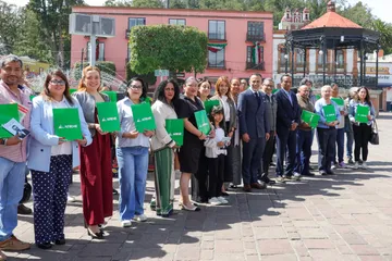 Fernando Flores entrega primeros microcréditos a la palabra “Creer para Crecer” en Metepec