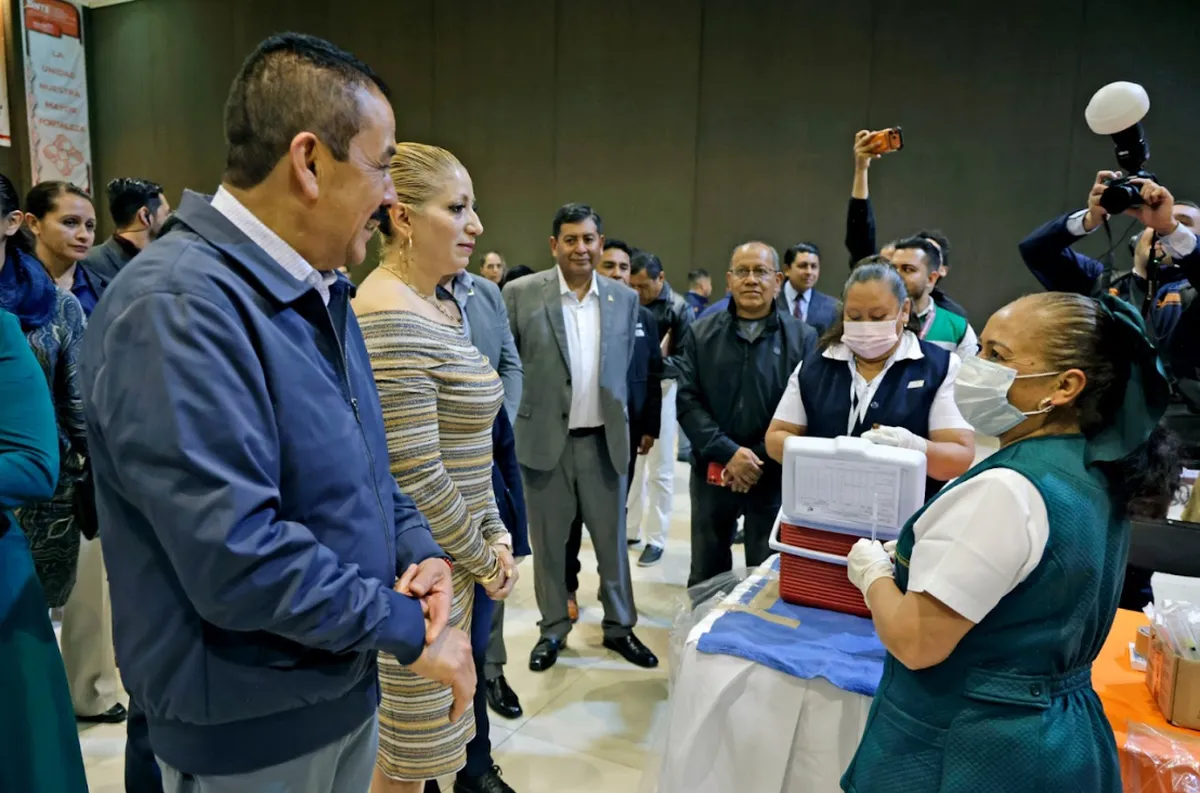 Delfina Gómez arranca vacunación contra sarampión para docentes