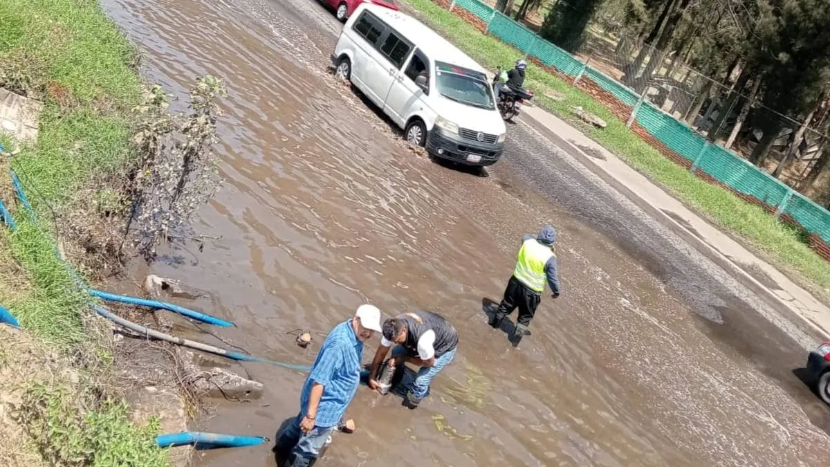 Choferes de transporte público desalojan agua estancada en periférico