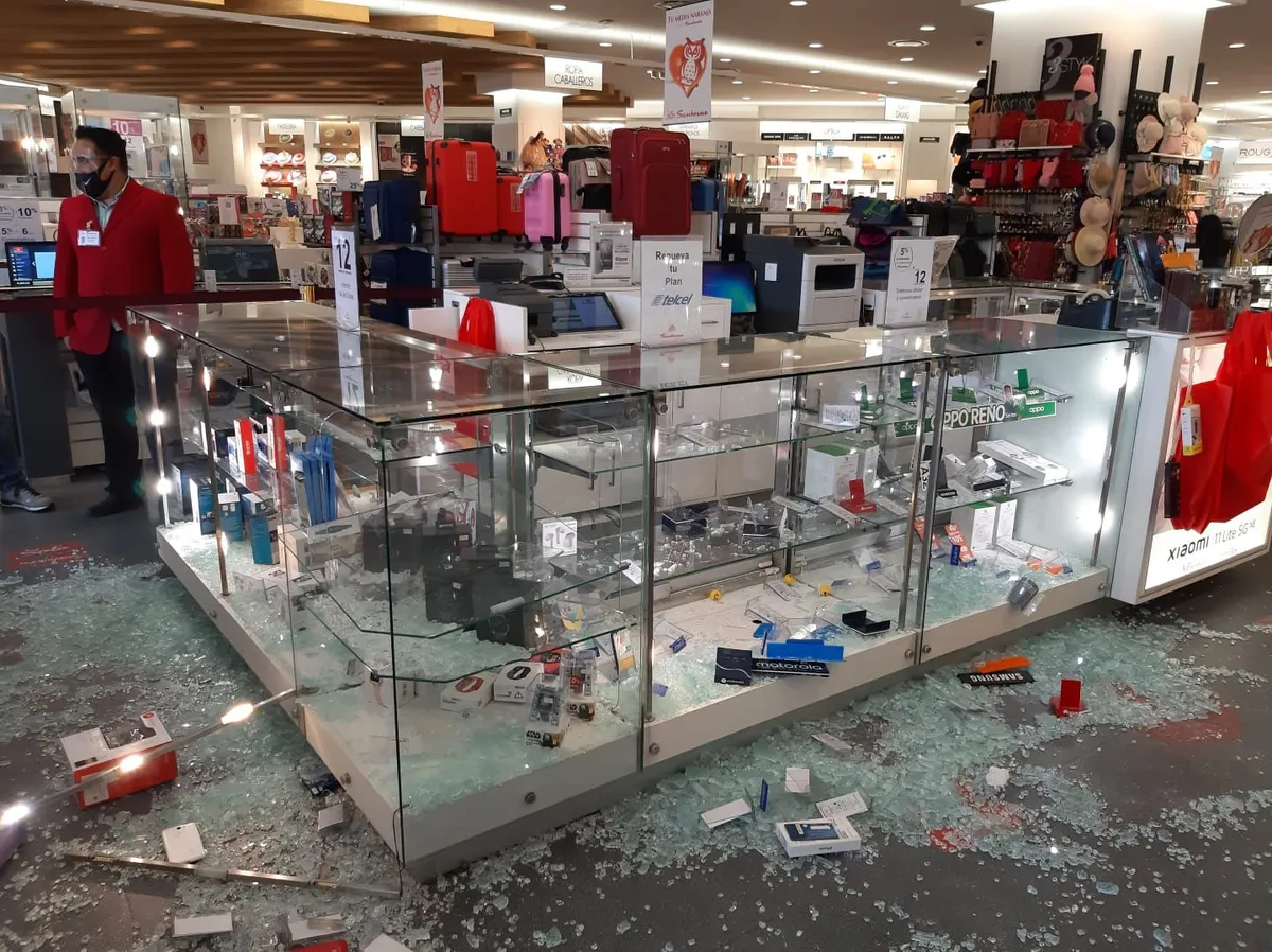Con marros roban celulares en tienda departamental de Coacalco