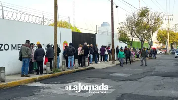 La alta demanda ha generado largas filas, con personas esperando su turno para acceder a los apoyos.