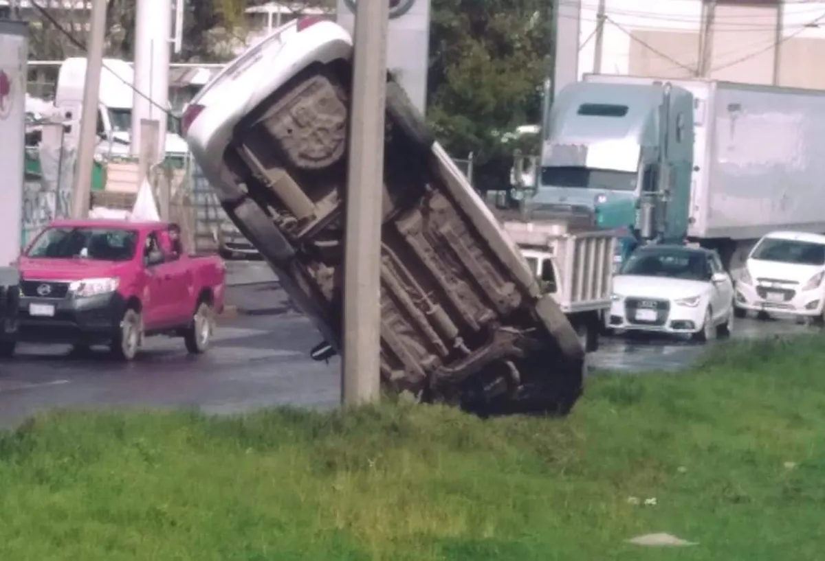 Se registra volcadura en Paseo Tollocan