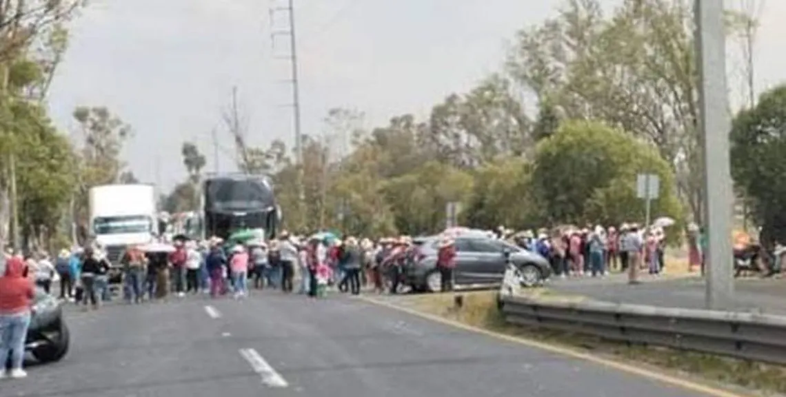 Toluca-Atlacomulco: Habitantes de San Bartolo toman carretera por conflicto de agua y desvío de recursos