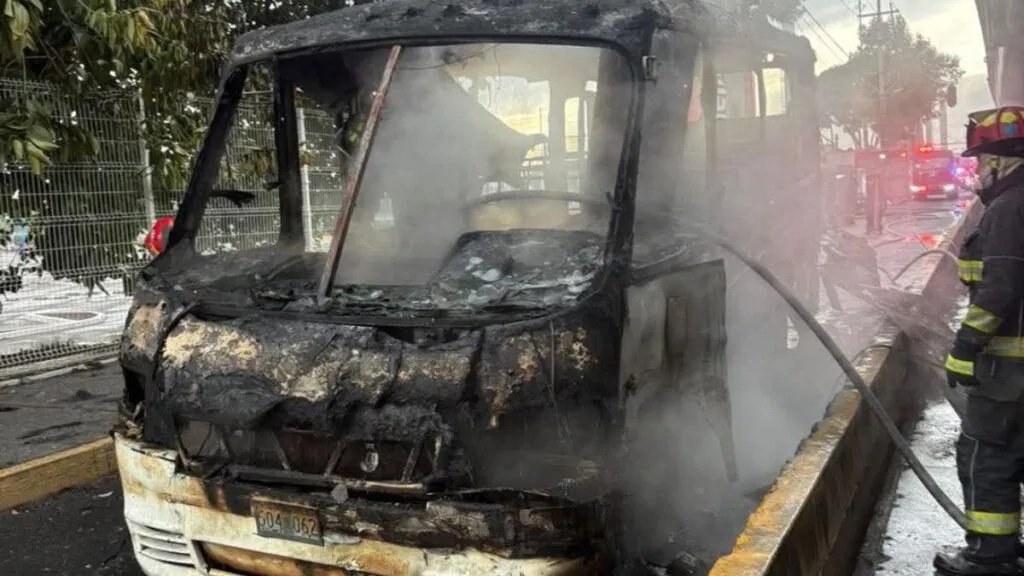 Autobús de pasajeros se incendia en Tlalnepantla
