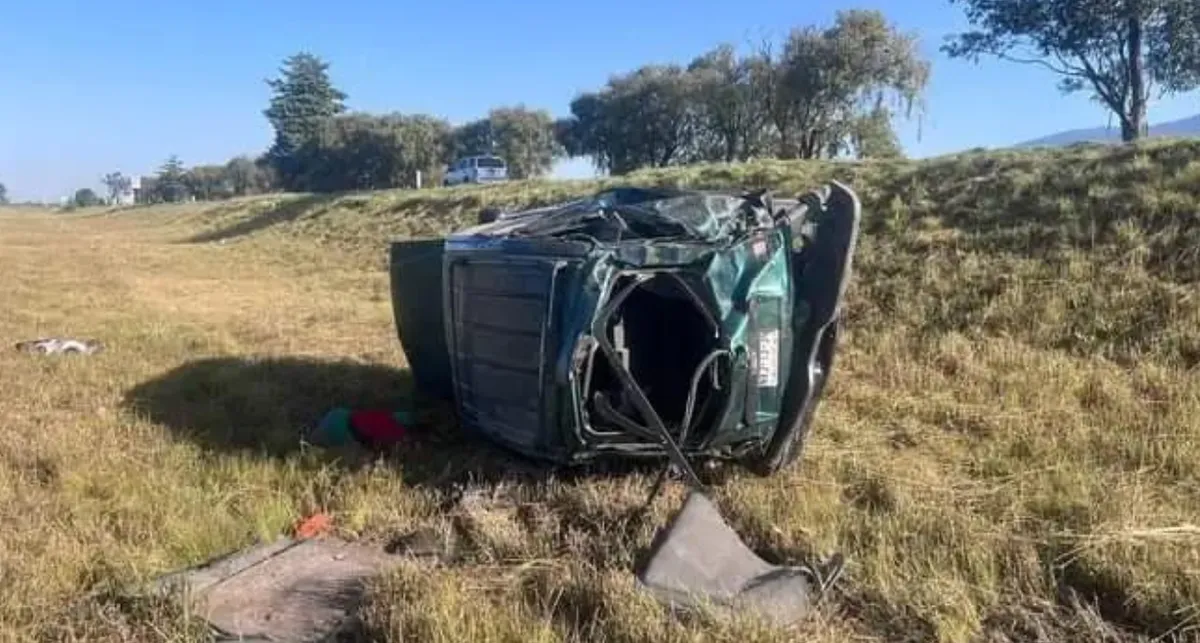 Toluca-Atlacomulco: Volcadura de automóvil deja dos muertos