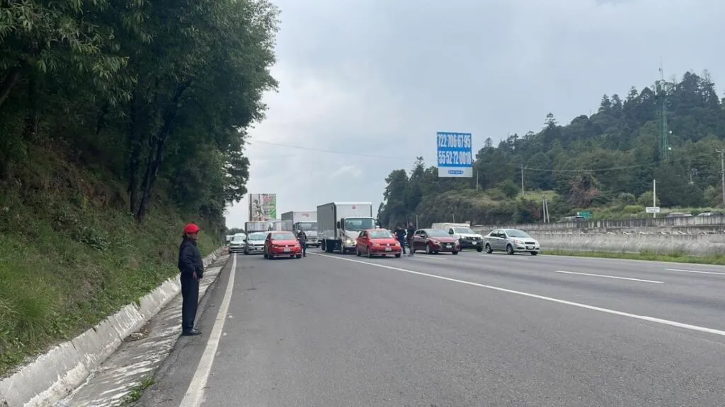 Bloqueo en la México-Toluca por trabajadores del ININ complica la circulación hoy 21 de mayo