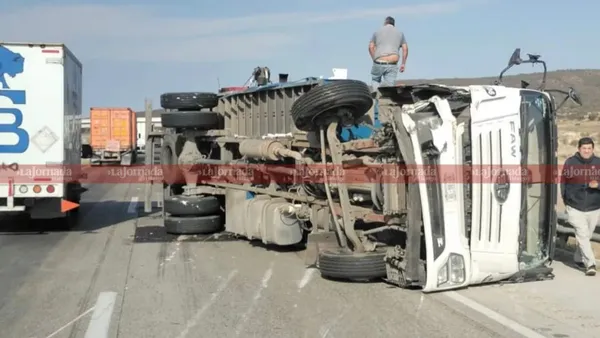 Un choque en Arco Norte dejó un camión volcado, dos lesionados y cierre parcial de la autopista en dirección a Querétaro.