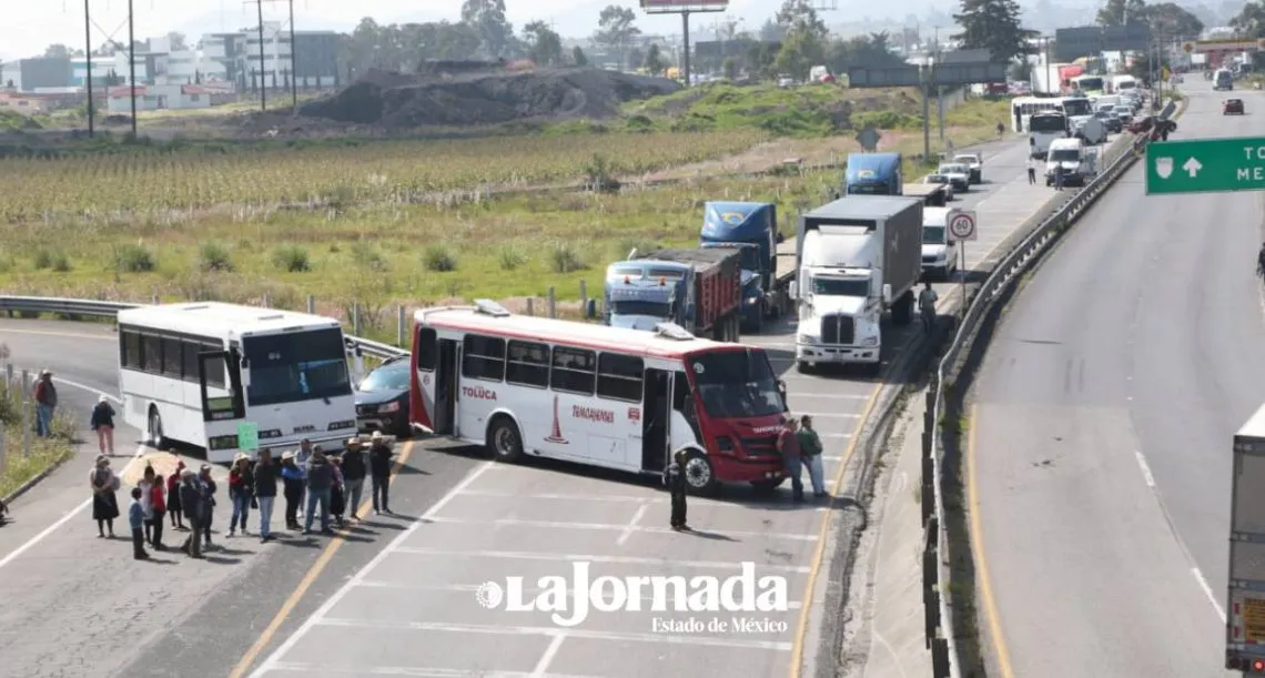 Temoayenses cierran vialidad; piden acceso al agua potable