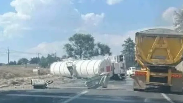 Vuelca pipa con combustible sobre la Toluca-Atlacomulco