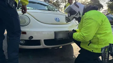 La SSC aplica multas y retención vehicular a conductores con placas obstruidas.
