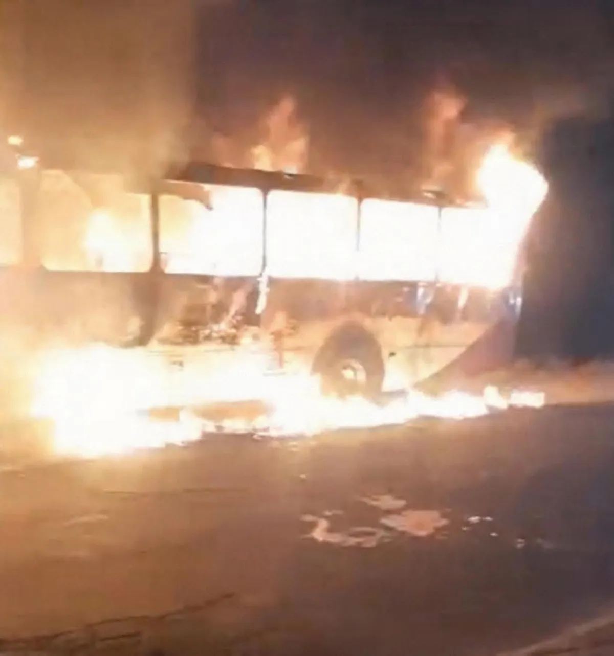 Habitantes incendian autobús en Temoaya tras trágico accidente donde murió una menor