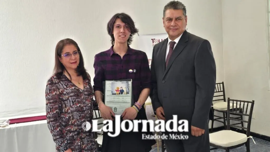 Registro Civil entrega primera acta de nacimiento corregida a persona no binaria en Edomex