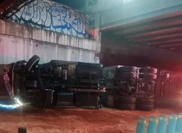 Tráiler volcado provoca cierre en Alfredo del Mazo, Toluca