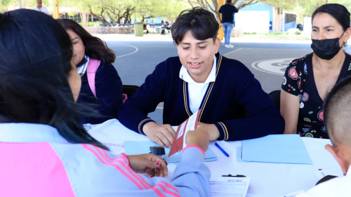 En la asamblea de la secundaria de tu hijo, se te proporcionará la tarjeta y una vez activada se hará el depósito automático de la Beca Rita Cetina 2025.