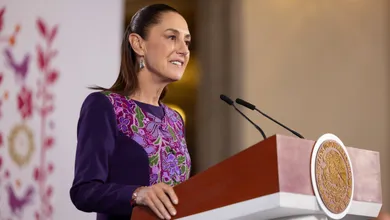 Sheinbaum viaja a España para reunión de líderes progresistas enfocada en paz y cooperación.