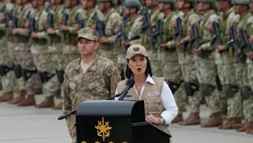 Presidenta de Perú impone un nuevo reglamento en las escuelas públicas