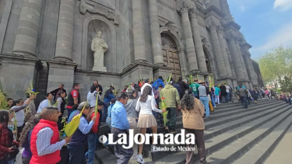 Fieles celebran Domingo de Ramos en la Catedral de Toluca