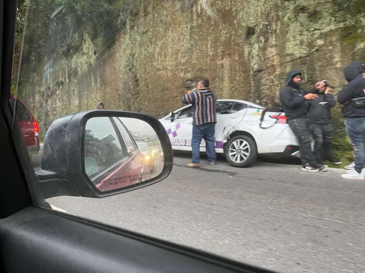 Choque entre taxi y camión genera caos vial en la México-Toluca