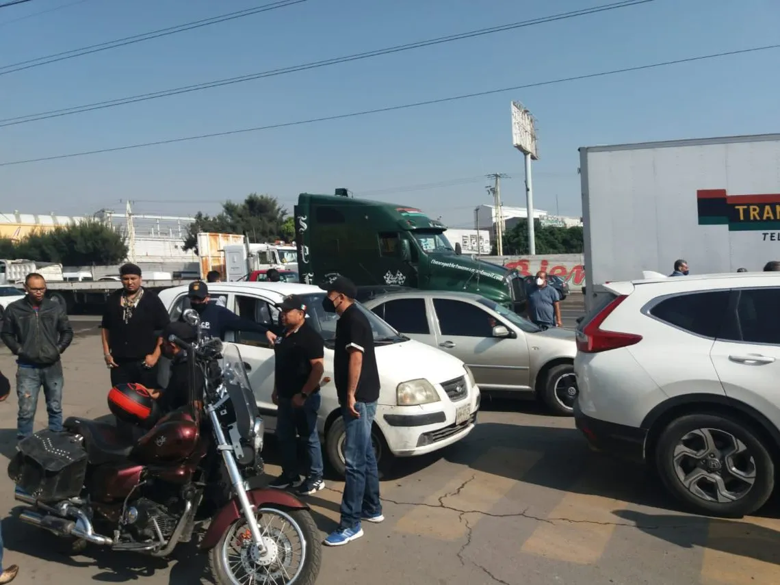 Transportistas cierran por completo la Texcoco-Lechería, en Ecatepec