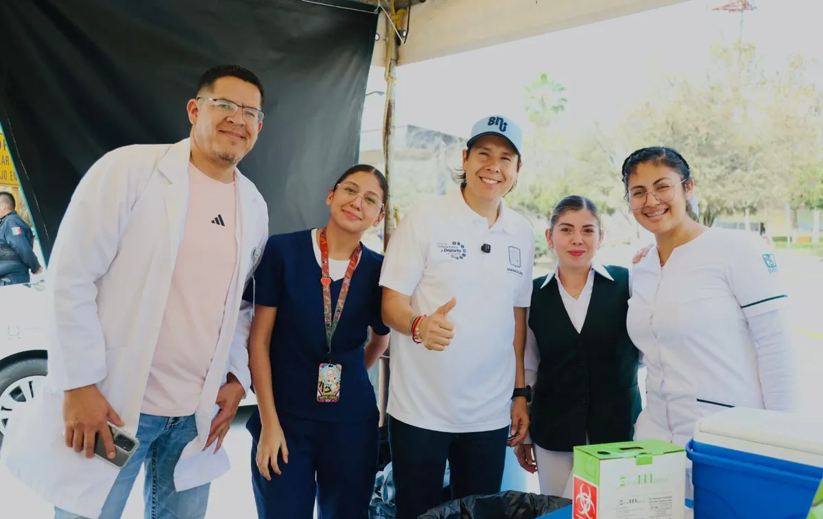 Personal de salud aplicando vacunas en módulo móvil de San Nicolás de los Garza.