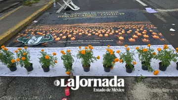 Trabajadores del IMSS en Toluca montan ofrenda en plantón por sindicalistas y víctimas de desabasto