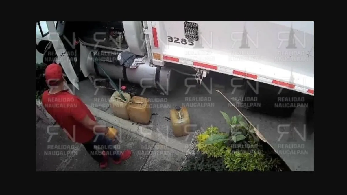 Naucalpan: Captan a empleados sacando combustible de camión de basura (Video)