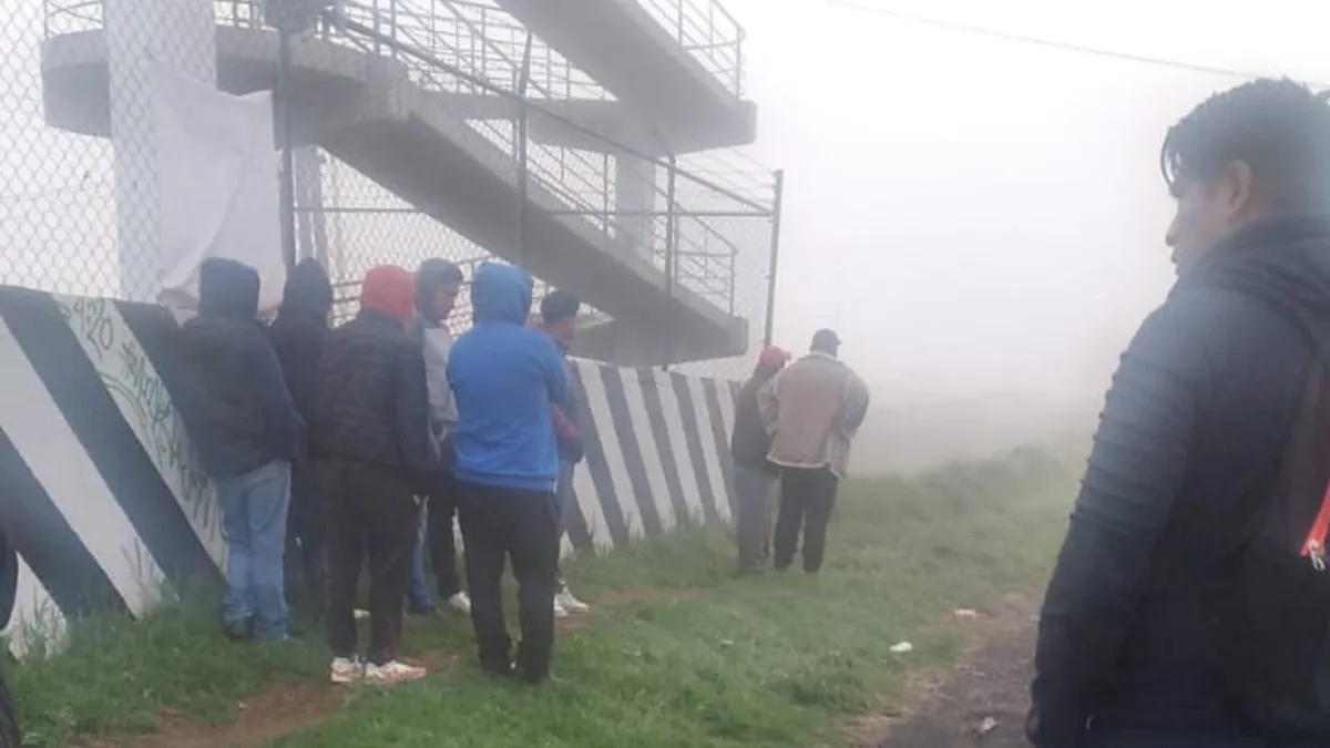 Denuncian a operadores de transporte por no dejar trabajar a taxis colectivos en Toluca