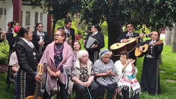 Mariachi del recuerdo ofrece musicoterapia a adultos mayores que padecen Alzheimer