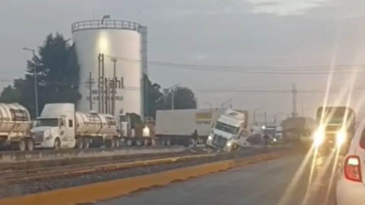 [VIDEO] ¡Cuidado! Tráiler se atraviesa en Albert Einstein, Toluca, rumbo a Tollocan