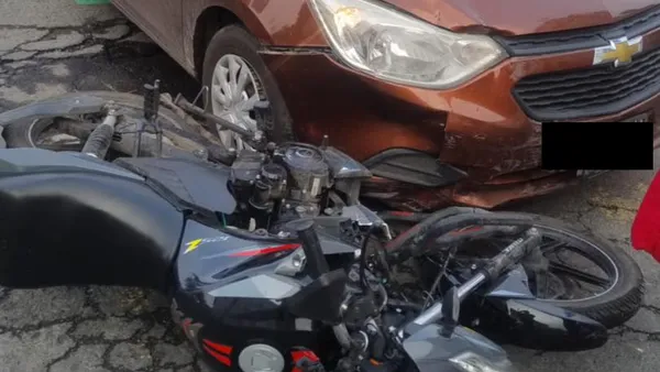El percance dejó daños materiales y movilizó a los servicios de emergencia, quienes acudieron al lugar para atender la situación.