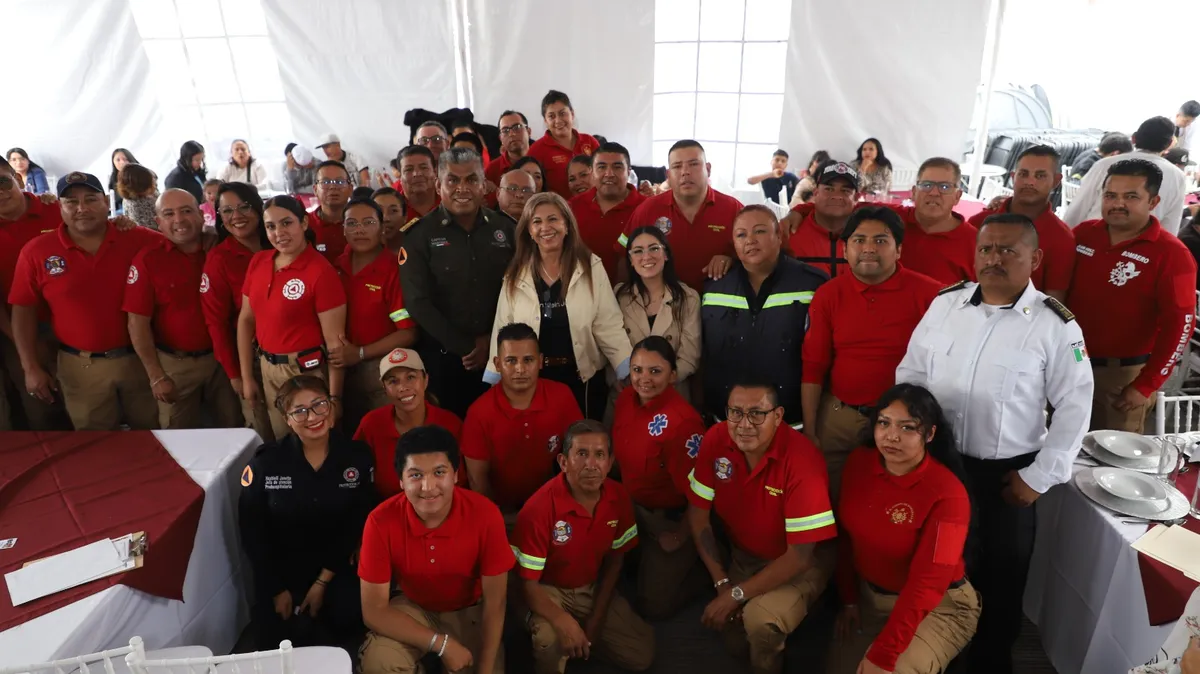 Cuautitlán reconoce a los héroes del fuego en el Día del Bombero