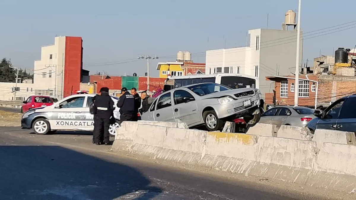 Auto choca contra muro en la Toluca-Naucalpan y genera tráfico