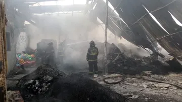 Bomberos sofocan incendio en bodega de plásticos en Toluca