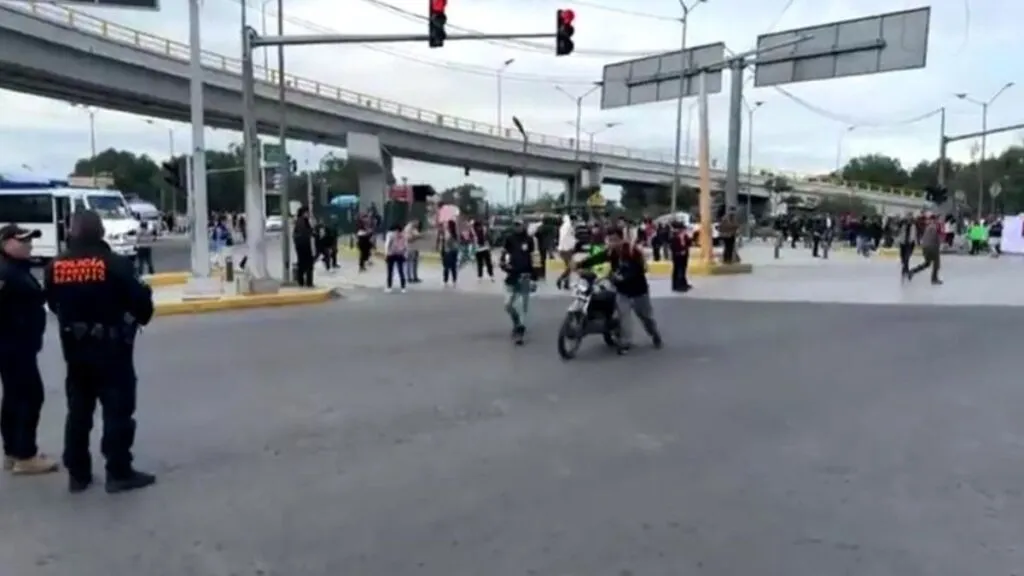 Vía Morelos de Ecatepec bloqueada por trabajadores de gobierno