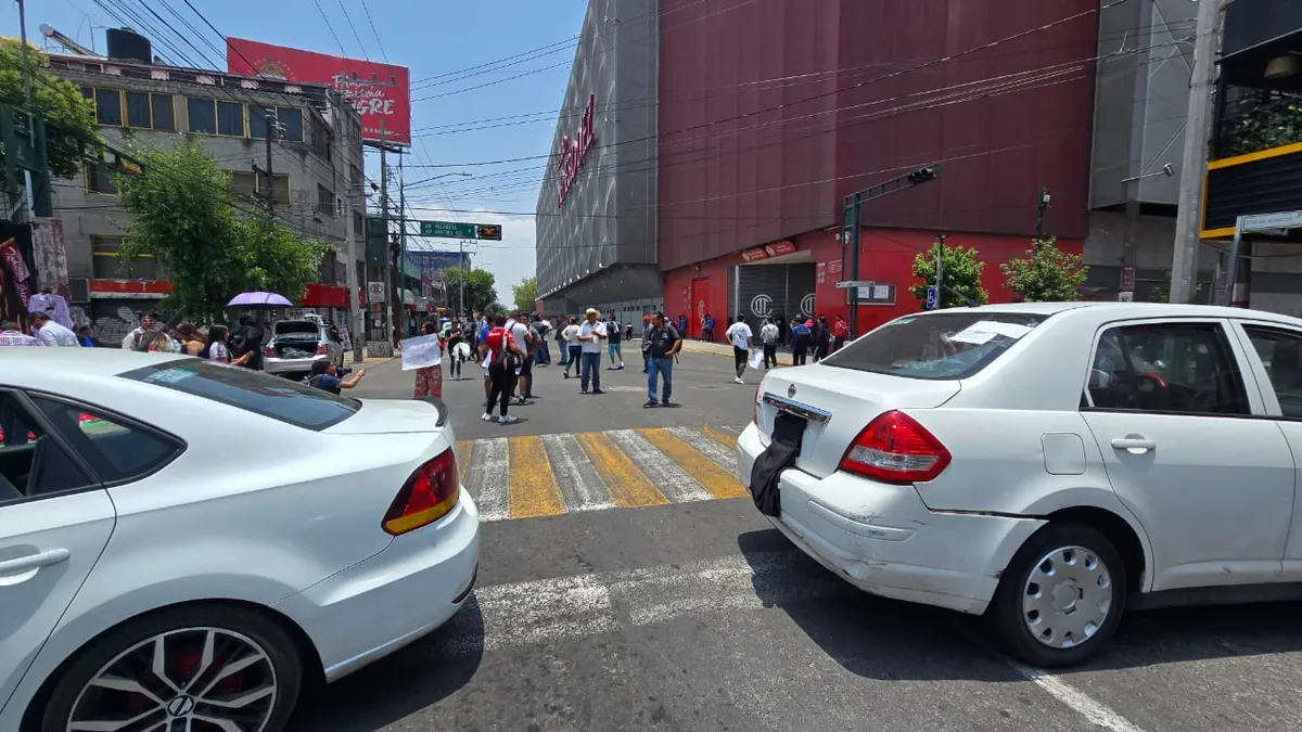 Aficionados del Toluca bloquean calles cercanas al Estadio Nemesio Díez en demanda de boletos para la final