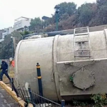 Vuelca pipa en Atizapán, cerca de la Presa Madin