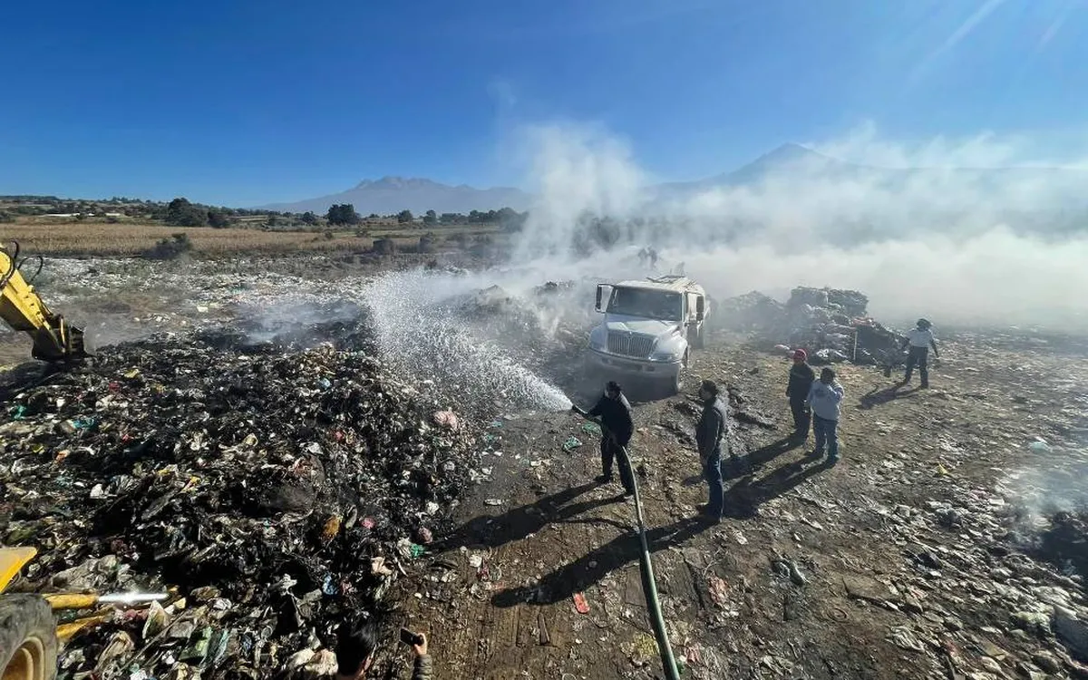 Bomberos de cuatro municipios participaron en incendio de tiradero de Ozumba