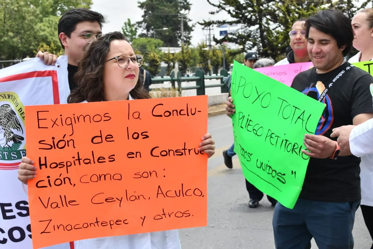 Trabajadores de la salud cierran Tollocan, piden insumo